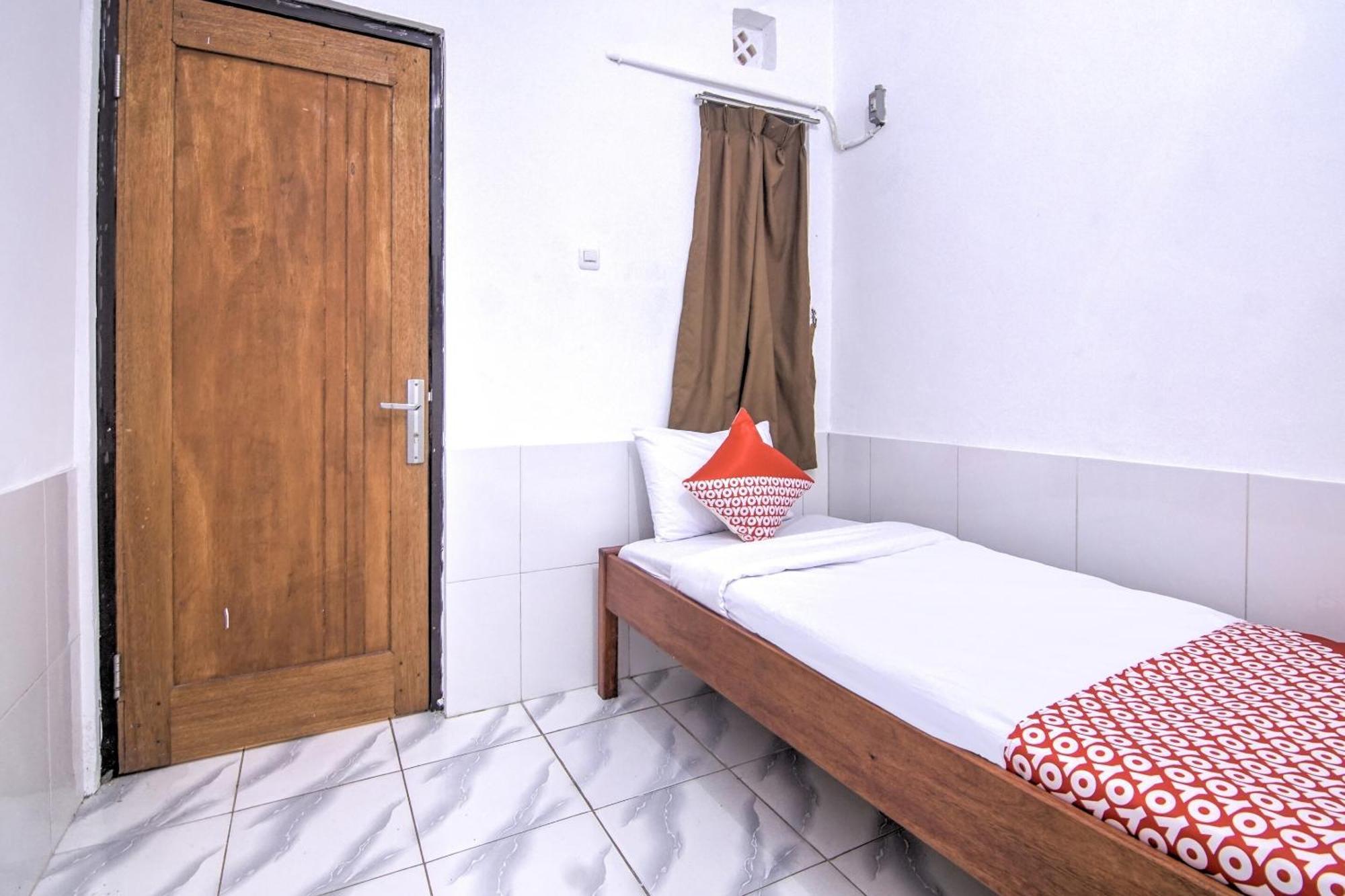 Oyo 3317 Maju Jaya Homestay Syariah Bogor Esterno foto